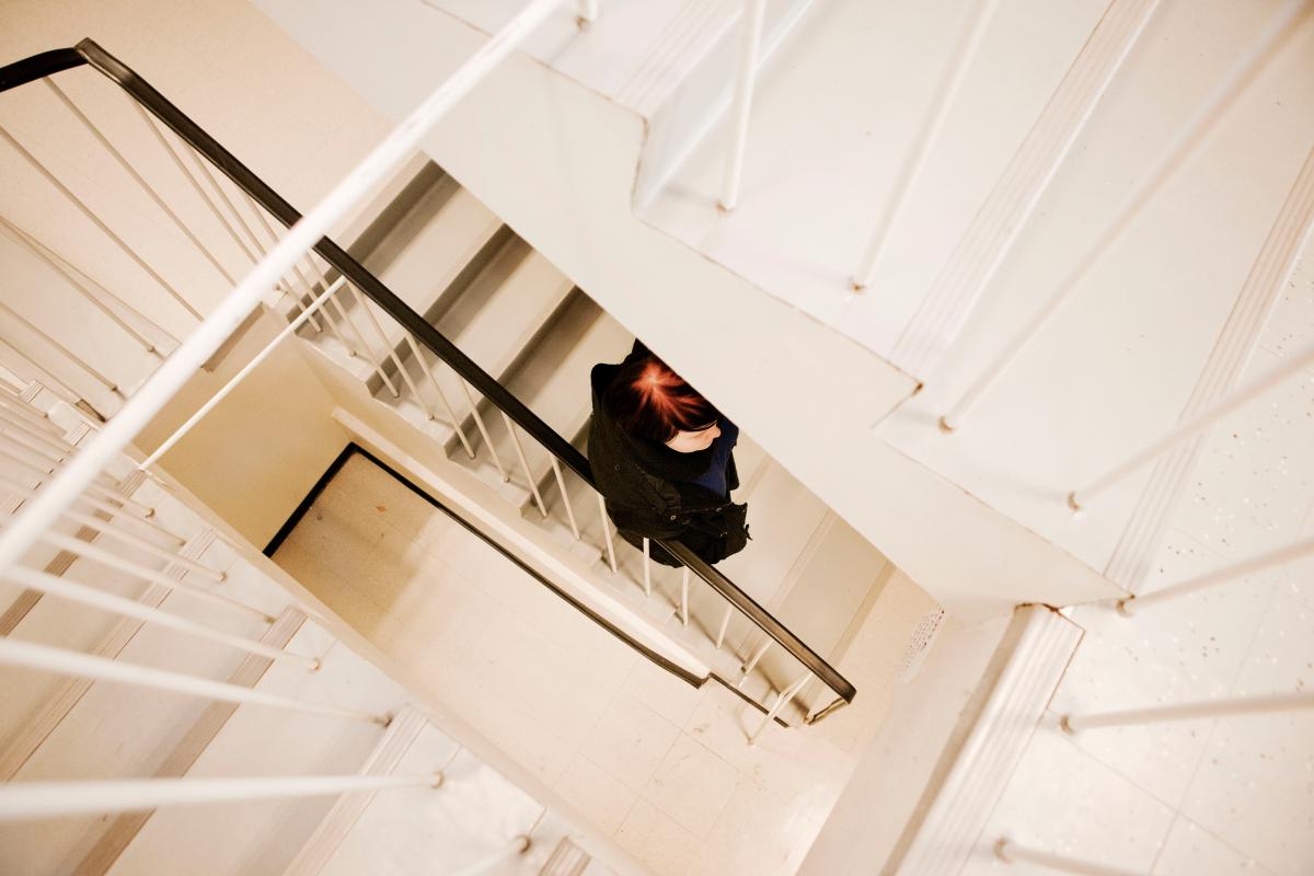 Kuvassa ihminen portaikossa
